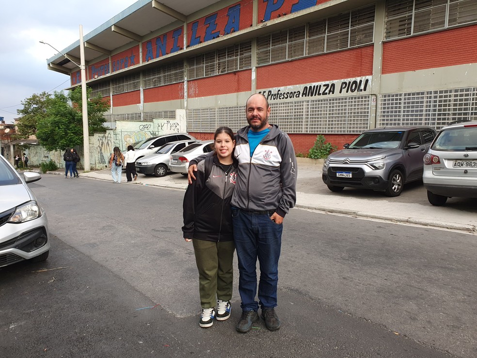 Ricardo Duarte e a filha, Bárbara, na Brasilândia — Foto: Guilherme Queiroz/ O GLOBO
