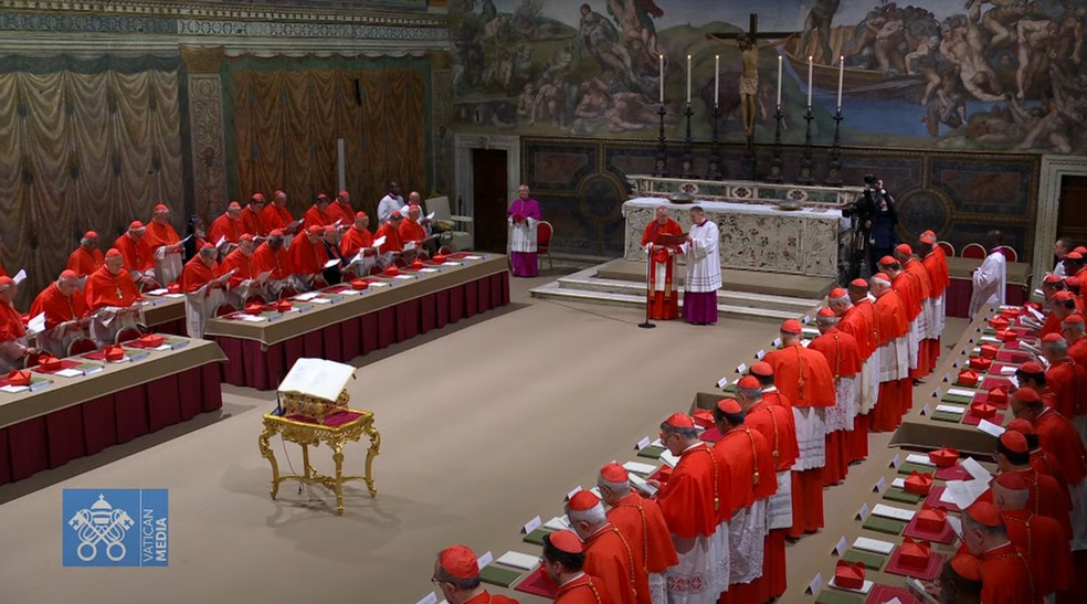 Cardeais entram na Capela Sistina para a escolha do novo Papa — Foto: Reprodução / Vaticano