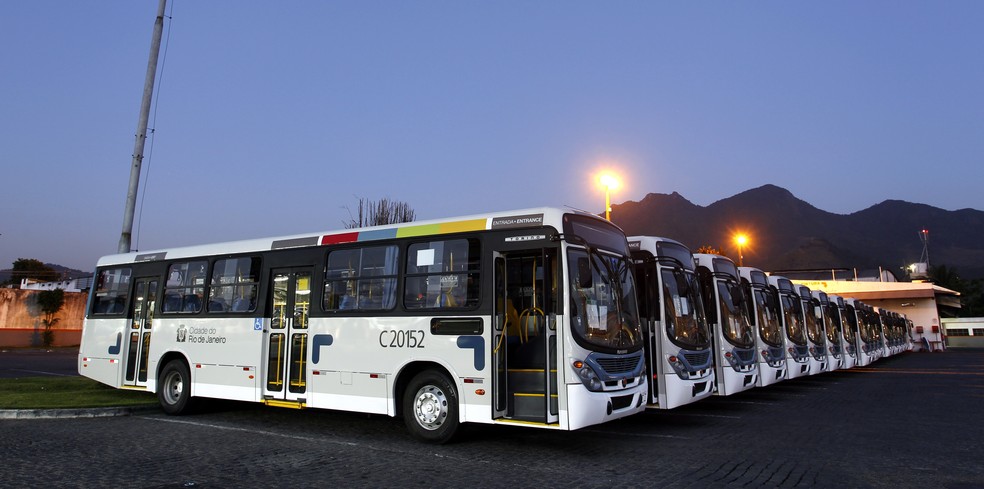 Em 2010, cada consórcio passou a ser identificado por uma cor. Foto mostra quando chegaram novos ônibus do Transcarioca, na cor azul — Foto: Fábio Rossi / Agência O Globo / 04-11-2010