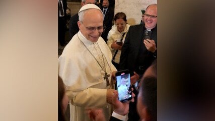 Após eleito, Papa Leão XIV se encontrou com grupo católico na porta de casa