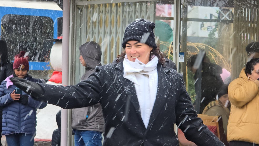 Mulher se encanta com os flocos de neve em São Joaquim — Foto: Mycchel Legnaghi/saojoaquimonline.com.br