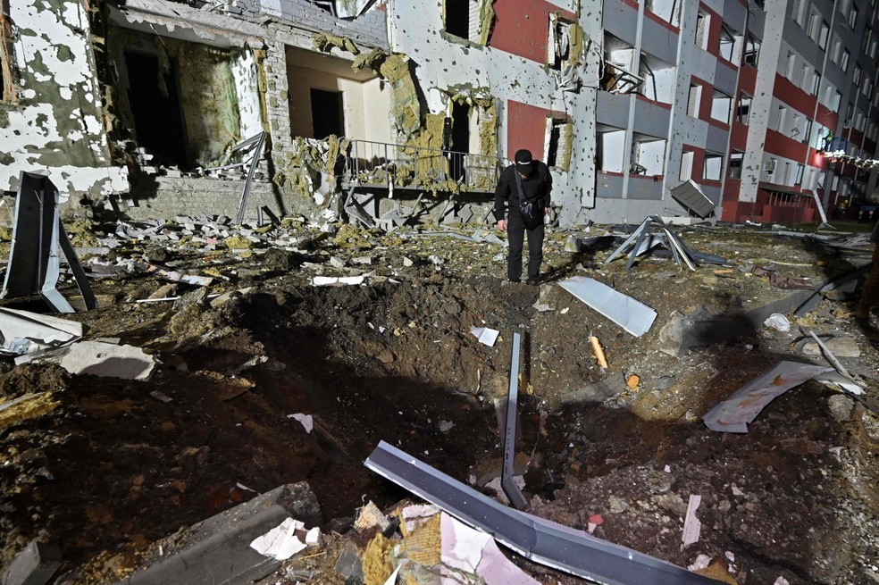 Ataque de drone russo em Kharkiv na Ucrânia deixou cidade em destroços — Foto: SERGEY BOBOK / AFP