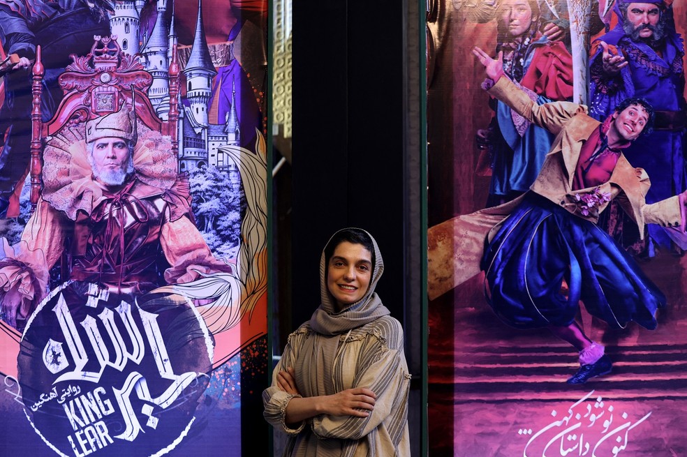 A atriz e diretora Elika Abdolrazzaghi posa em frente ao teatro Shahr, em Teerã, onde apresenta montagem de 'Rei Lear', de William Shakespeare — Foto: ATTA KENARE / AFP