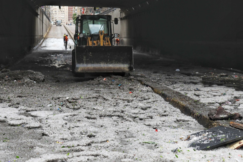 Equipe de emergência retira pedaços de granizo e entulho após tempestade em Alexandria — Foto: Hazem Gouda/AFP