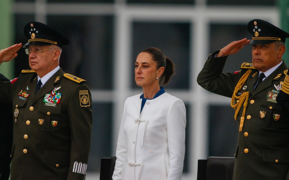 A presidente do México, Claudia Sheinbaum, recebe honras militares durante o 112º aniversário do Exército Mexicano em Cerralvo — Foto: Julio Cesar Aguilar/AFP