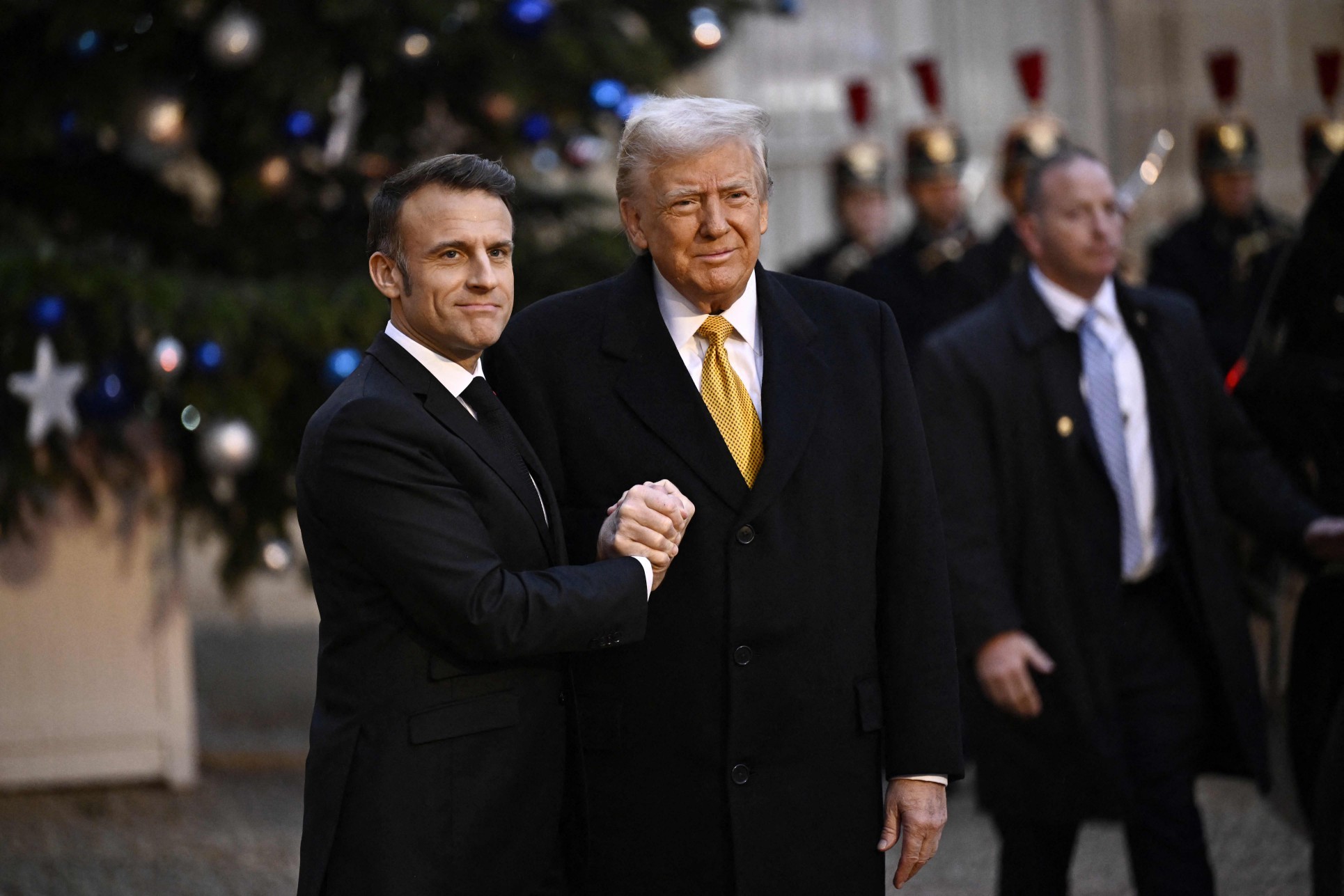 Trump oferece ‘conselho conjugal’ a Macron após vídeo viral de empurrão: ‘Certifique-se de que a porta permaneça fechada’