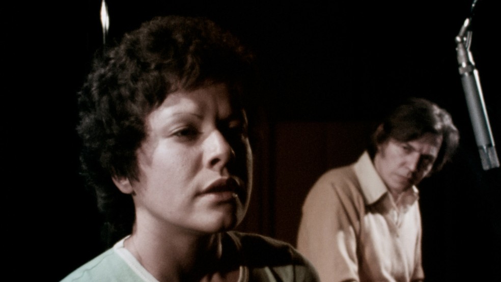 Elis Regina e Tom Jobim em 'Elis & Tom, só tinha de ser com você', de Roberto de Oliveira — Foto: Reprodução