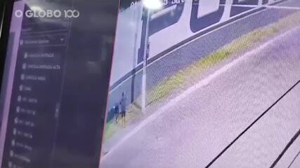 Celulares e drogas entram no Complexo Penitenciário de Gericinó arremessados sobre o muro