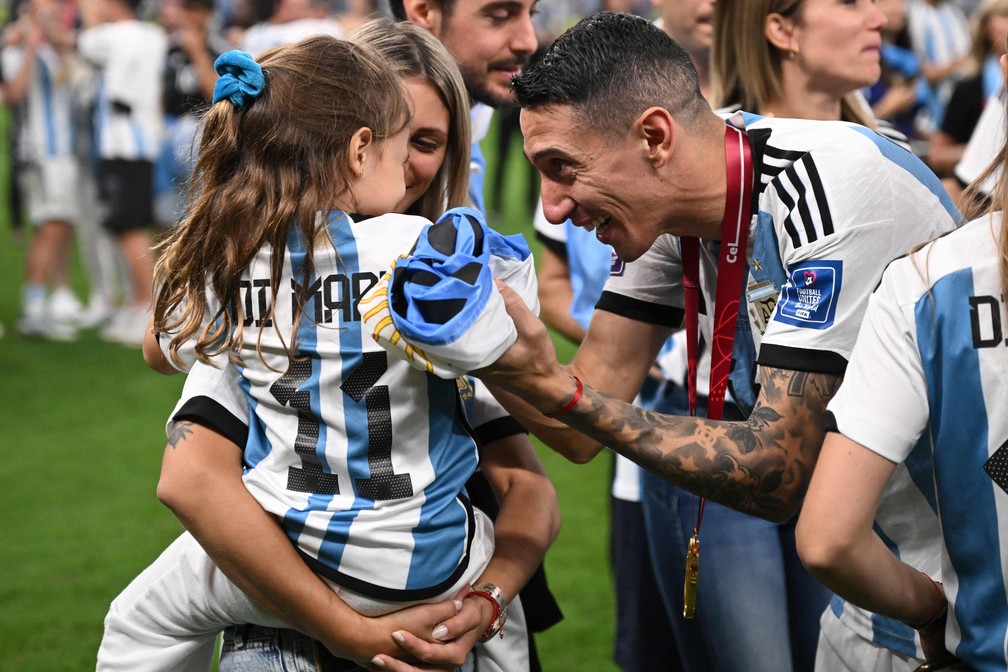 Di María com a família no Qatar, após a conquista da Copa do Mundo com a Argentina — Foto: FRANCK FIFE / AFP
