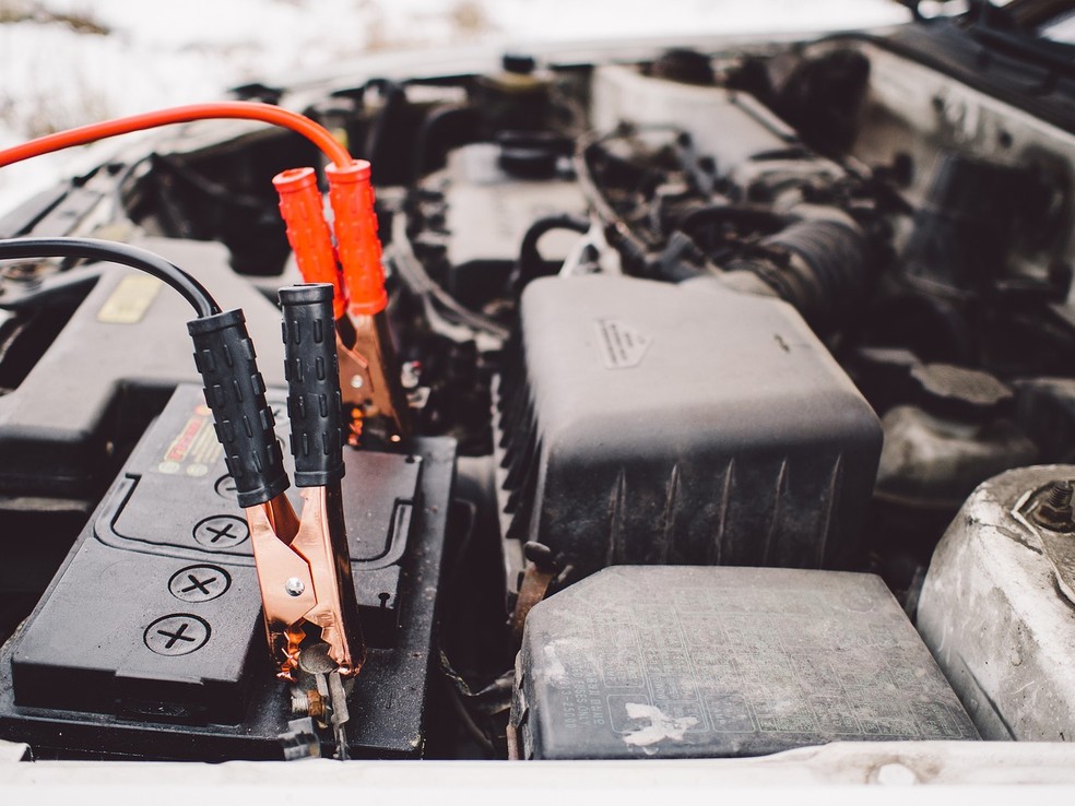 Ilustração de um procedimento de "chupeta" automotiva — Foto: Reprodução / Pixabay