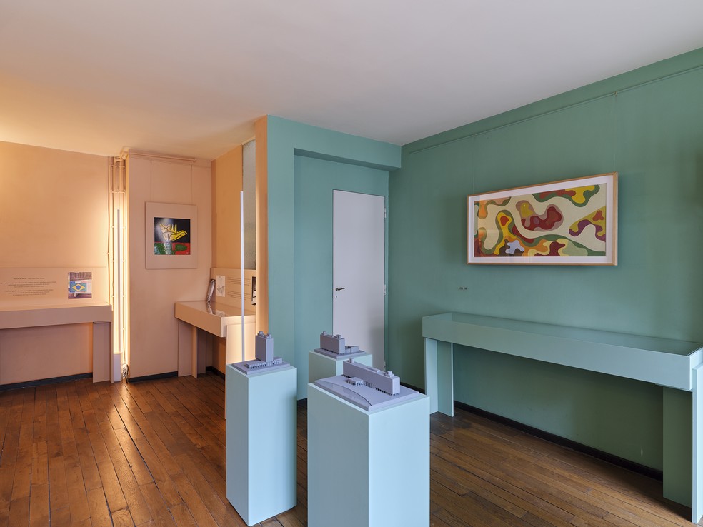 Obras de Anna Maria Maiolino e Tunga na "Aberto4", em Paris — Foto: Thomas Lannes