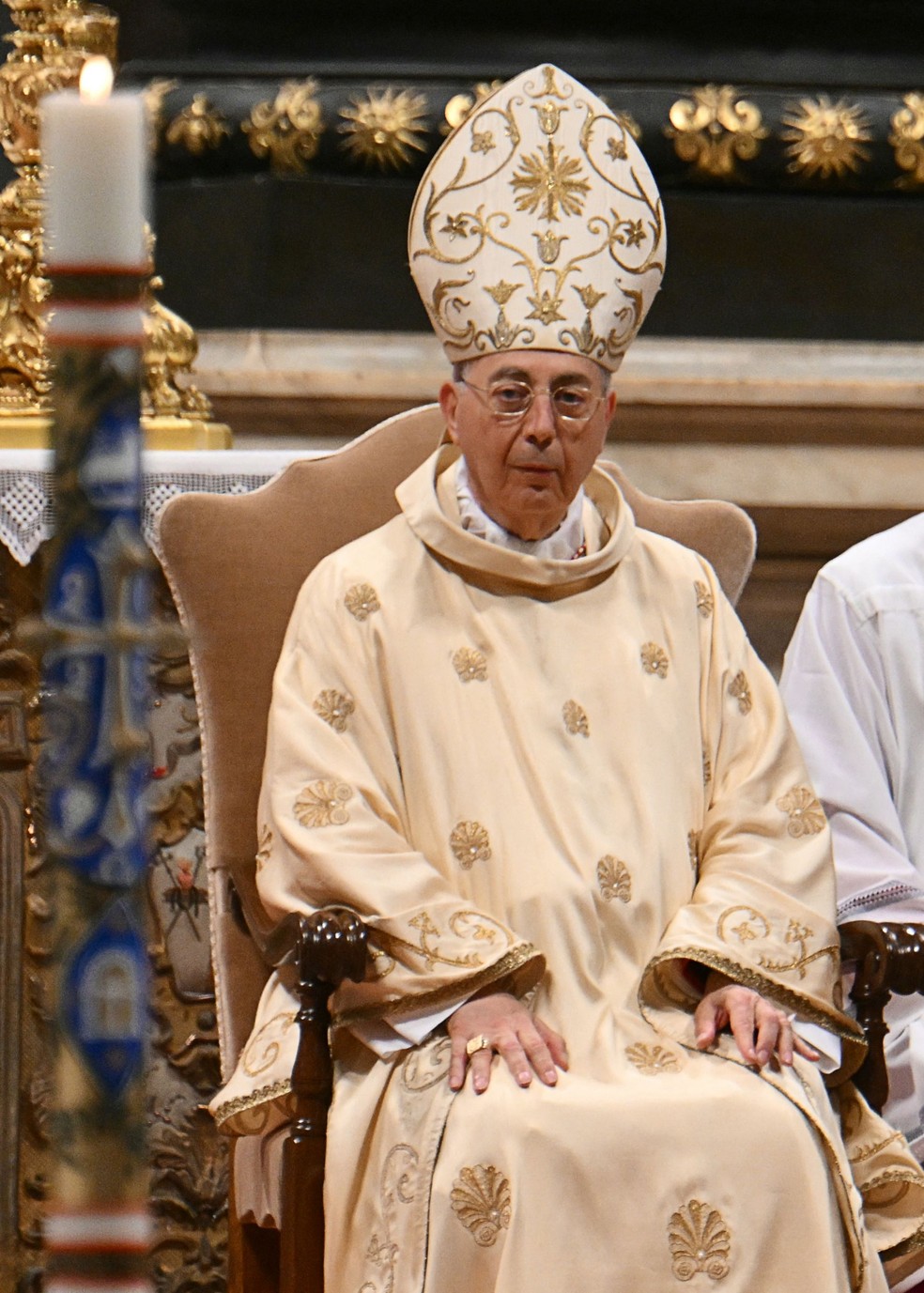 O cardeal francês Dominique Mamberti oficia durante a missa da Nona Novemdiale na Basílica de São Pedro, no Vaticano, em 4 de maio de 2025 — Foto: Alberto PIZZOLI / AFP