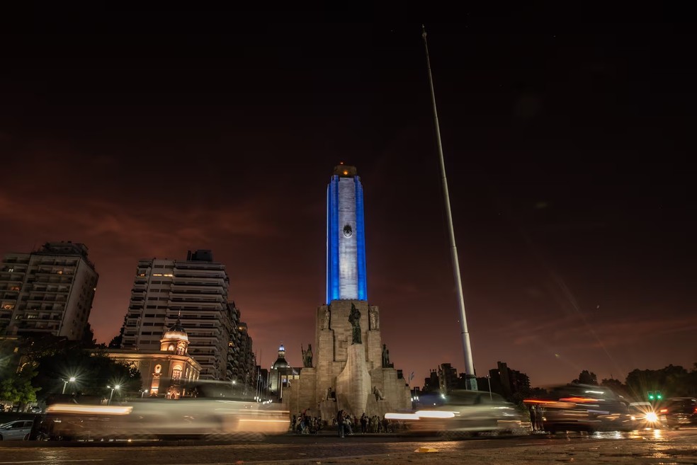 Às margens do Rio Paraná, o Monumento à Bandeira se ilumina durante a noite em Rosário, na Argentina — Foto: Divulgação / Ente Turístico Rosario