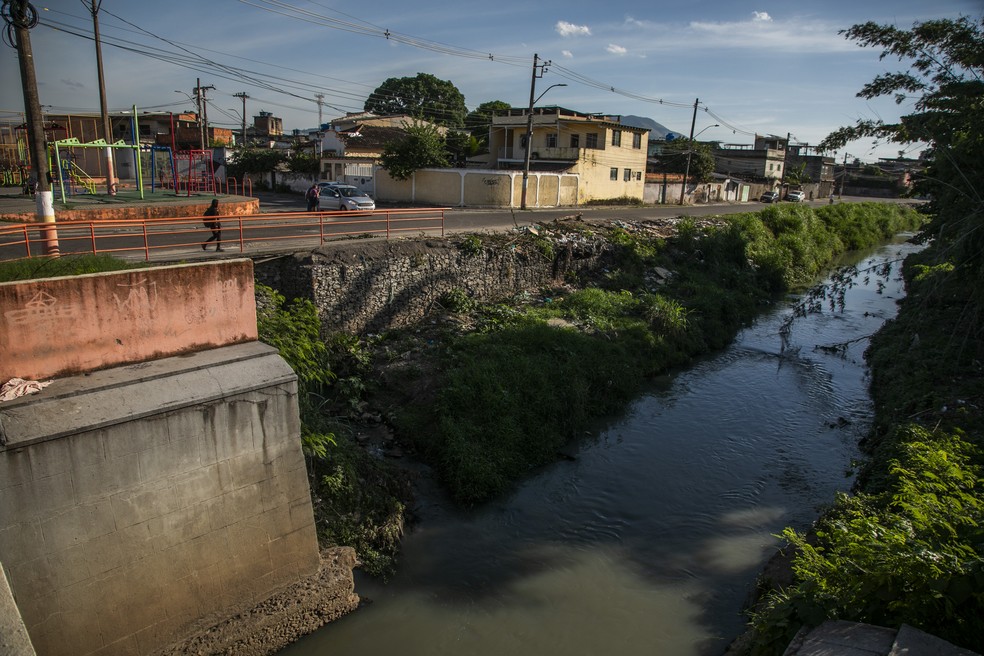 Avenida Piam, às margens do Rio Botas, em Belford Roxo, região com falta de saneamento básico — Foto: Guito Moreto / Agência O Globo