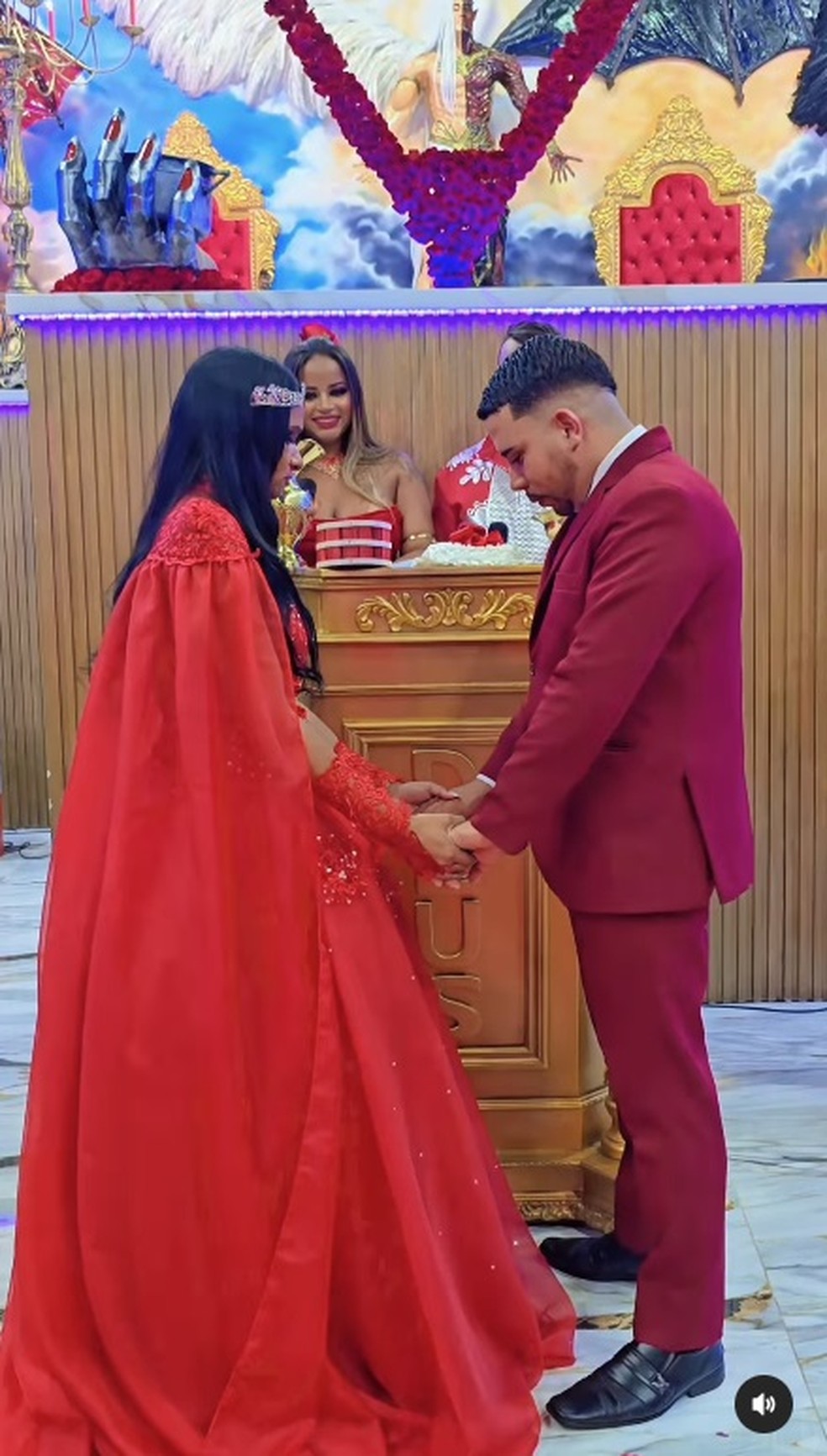 Cavalo, liteira vermelha, louvores a uma deusa e juramentos diante de um altar decorado — Foto: Reprodução Instagram