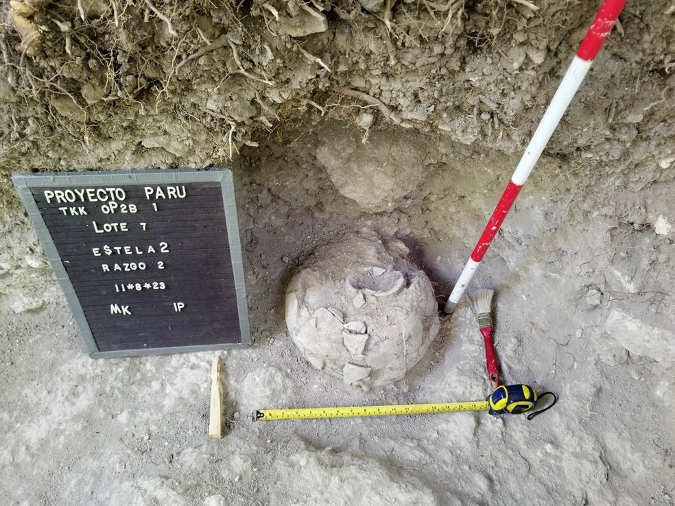 Pote descoberto no sítio arqueológico de Uaxactun, na Biosfera Maia, departamento de Petén, Guatemala — Foto: AFP / Ministério da Cultura e Esportes da Guatemala