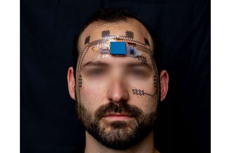 Tatuagem eletrônica criada por cientistas nos EUA mede a atividade cerebral e dos olhos para monitorar tensão cognitiva. — Foto: UT Austin