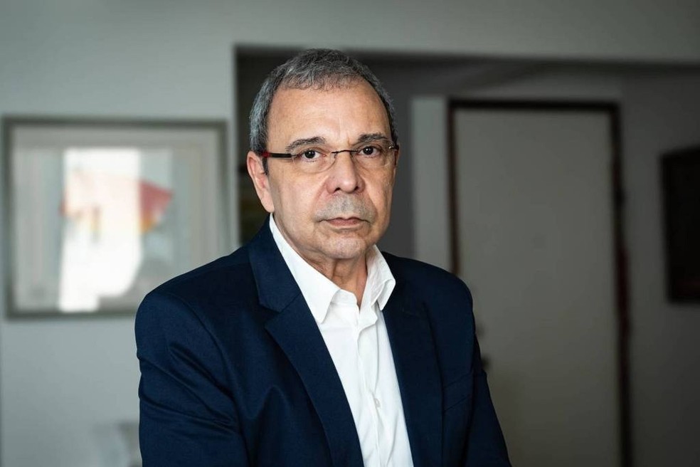 Principal autoridade no estudo da ditadura militar no país, o historiador Carlos Fico acaba de lançar livro sobre a ameaça à democracia pelos militares — Foto: Edilson Dantas