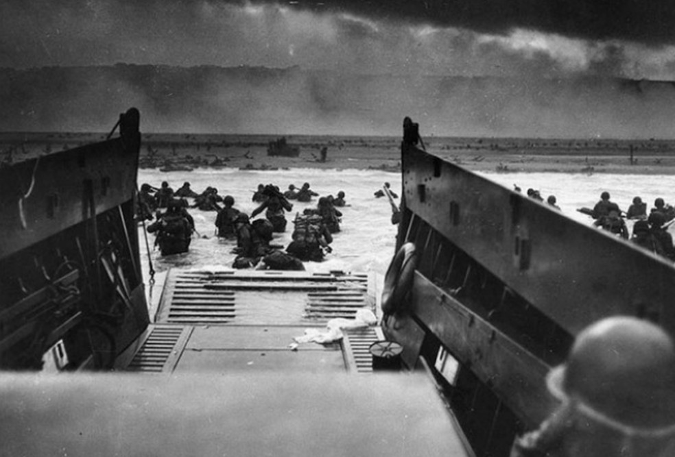 Imagem capturada de uma embarcação enquanto soldados aliados invadem a Normandia — Foto: US National Archives/AFP