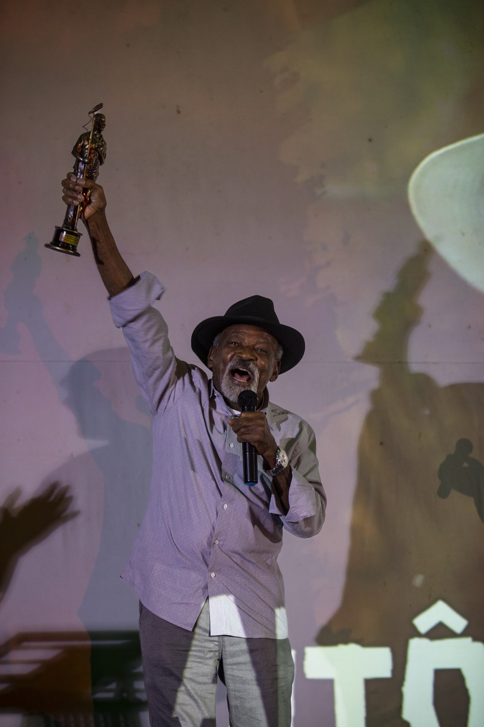 Antônio Pitanga recebe Troféu Zeca Pagodinho em Festival de Cinema de Xerém — Foto: Alexandre Cassiano / Agência O Globo