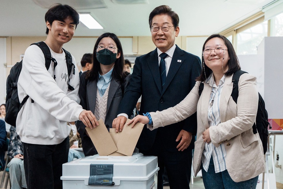 Lee Jae-myung, candidato do Partido Democrático à Presidência da Coreia do Sul (2ª à D), vota antecipadamente em Seul — Foto: YONHAP / AFP