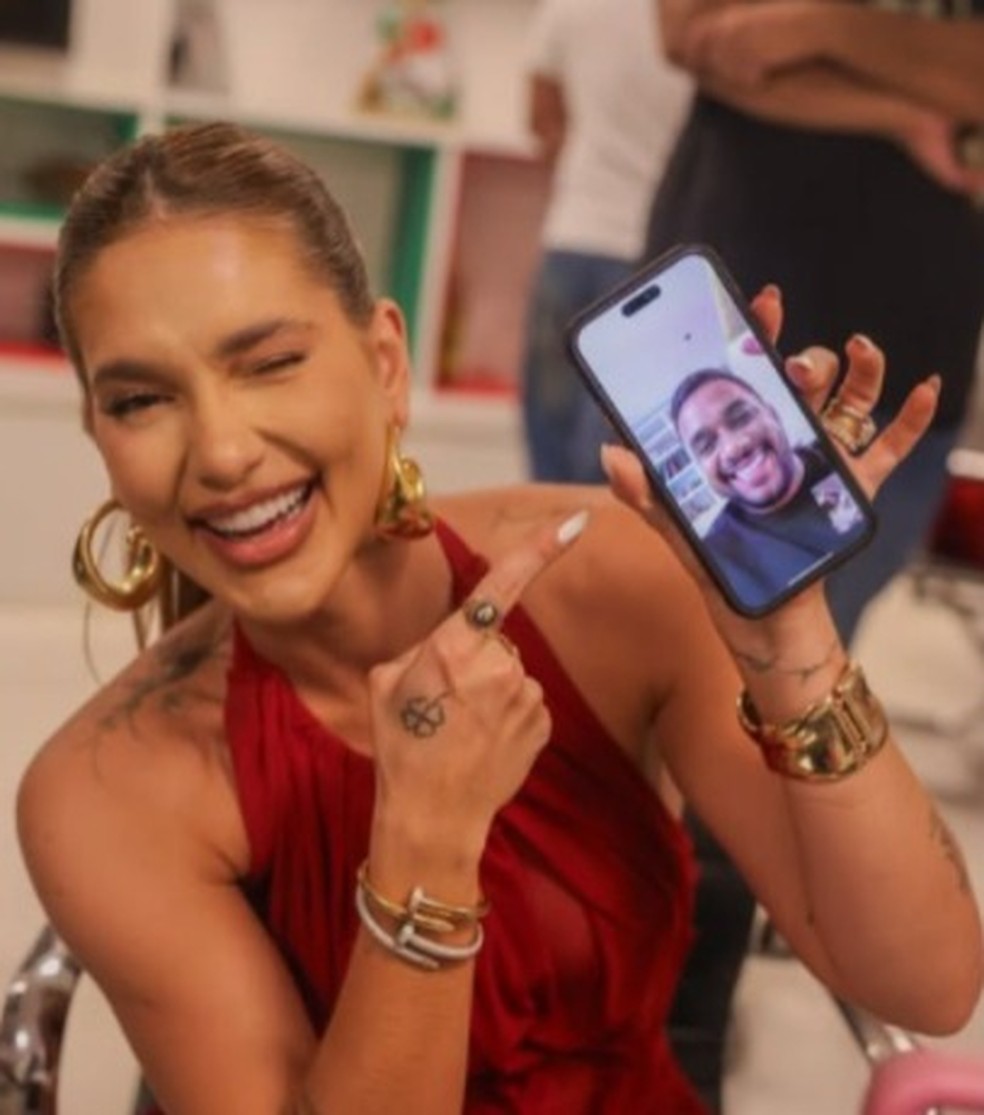 Virginia Fonseca recebendo as boas-vindas do mestre Fafá, atacado após o anúncio da nova rainha da Grande Rio — Foto: Reprodução / Instagram