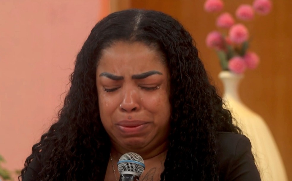 Mônica Guimarães, mãe do Herus, chora ao lembrar da morte do jovem — Foto: Reprodução/ TV GLOBO