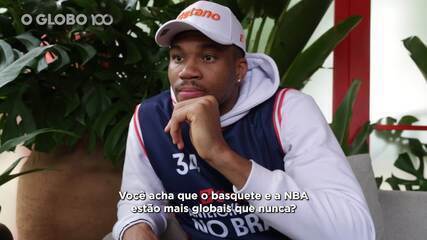 Giannis Antetokoumpo inagura quadra reformada na zona sul do Rio de Janeiro