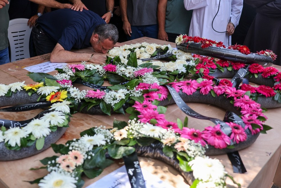 Moradores de Tamra em luto por parentes mortos após ataques do Irã — Foto: AHMAD GHARABLI / AFP