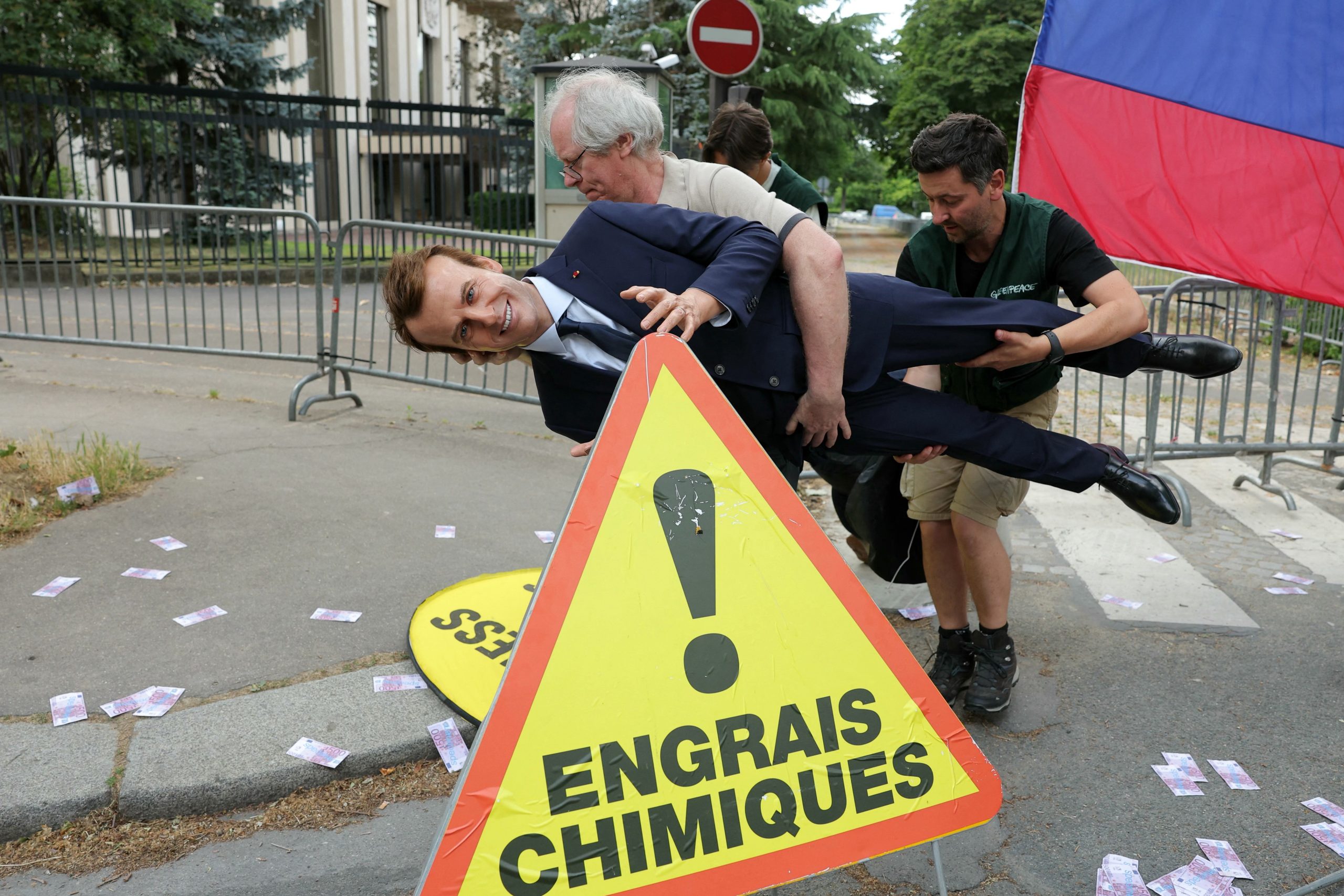Ativistas roubam estátua de cera de Emmanuel Macron para protesto diante da embaixada russa em Paris