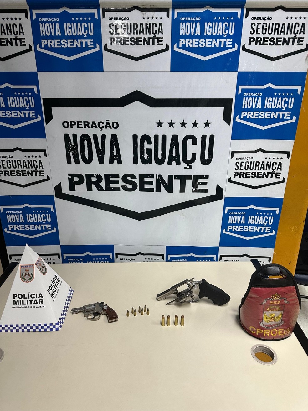 Armas e munições foram apreendidas na operação — Foto: Divulgação