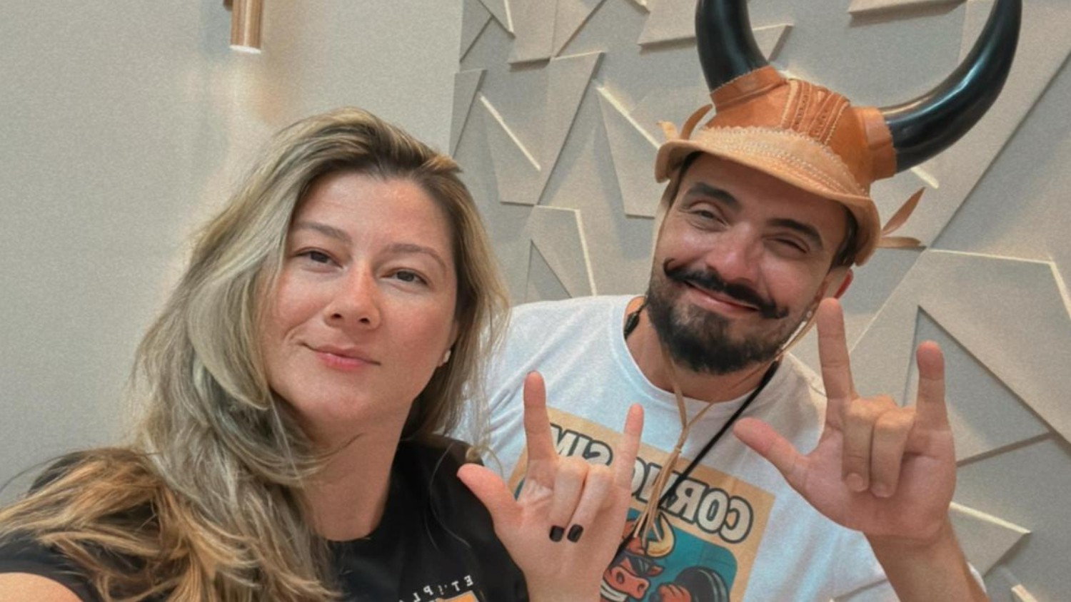 Boné com chifres e camisetas sobre infidelidade: influencer aposta na moda do poliamor