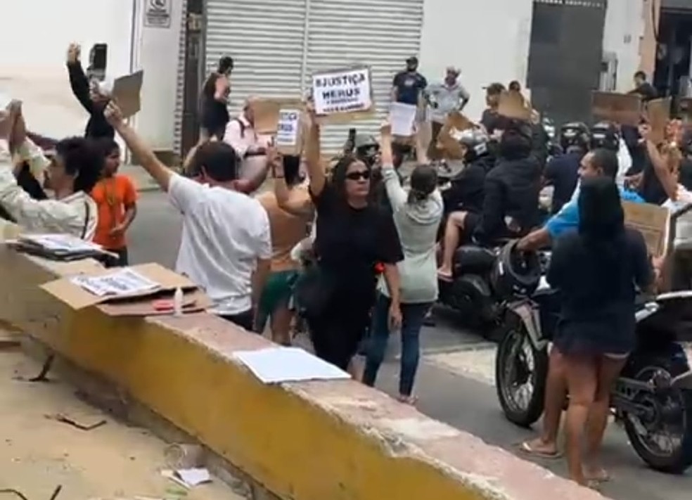 Moradores pedem justiça pela morte do jovem Herus, que estava em festa junina no Morro Santo Amaro — Foto: Reprodução vídeo