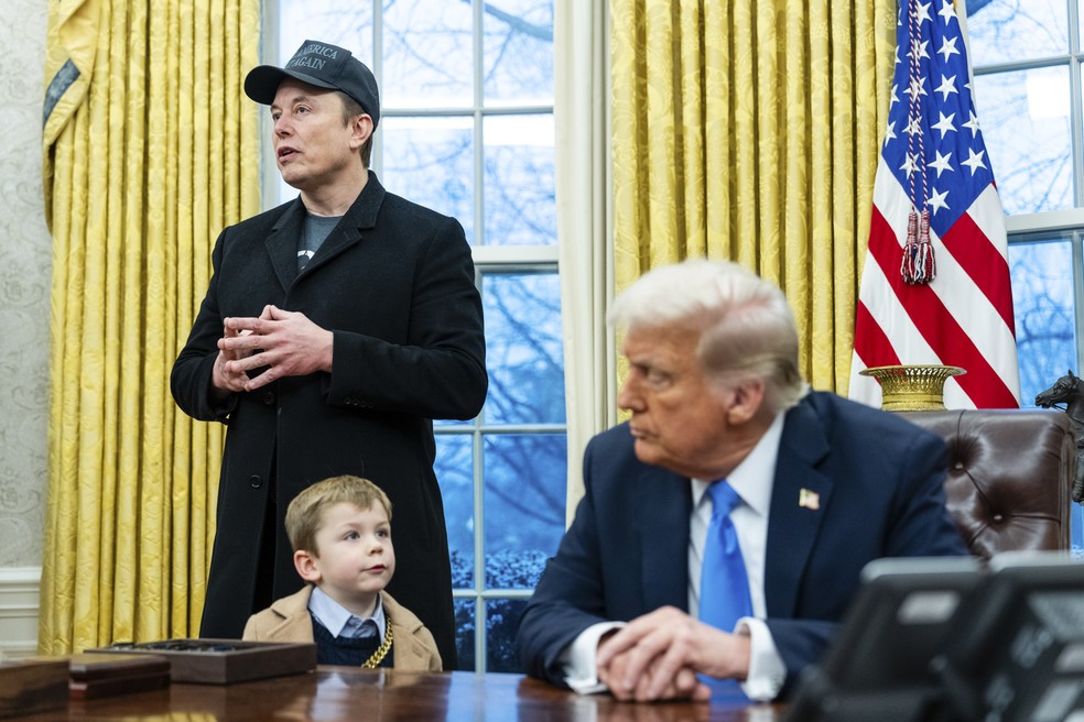 Elon Musk, ao lado do filho X, fala à imprensa com o presidente Trump durante assinatura de ordem executiva na Casa Branca — Foto: Eric Lee/The New York Times