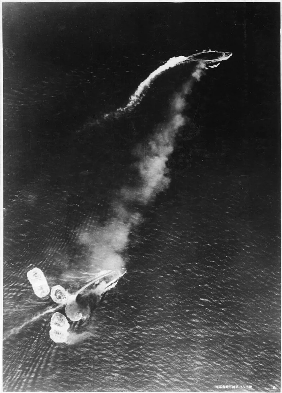 Navios de guerra britânicos tentando desesperadamente escapar da sua ruína — Foto: Reprodução