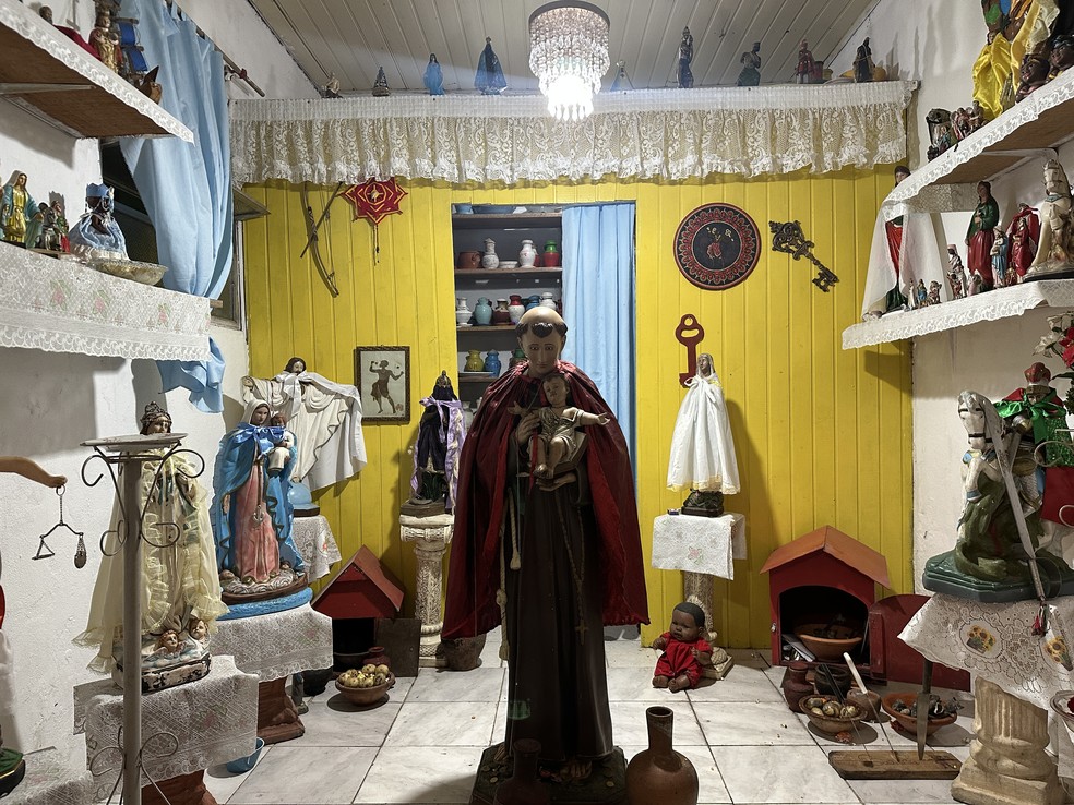 Pai Roberto de Bara, de 70 anos, tem uma casa de umbanda, quimbanda e batuque no município de Viamão há quatro décadas — Foto: Fernanda Canofre