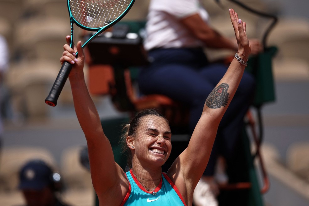 Sabalenka celebra após vitória sobre Qinwen Zheng nas quartas — Foto: Anne-Christine POUJOULAT / AFP