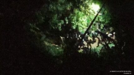 Dezenas de bandidos do CV do Ceará e do Rio com fuzil fogem pela mata em operação do Bope