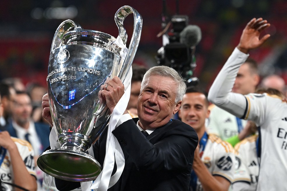 Carlo Ancelotti comemora o título da Champions League que coroou a temporada 2023/24 do Real Madrid — Foto: Glyn Kirk/AFP
