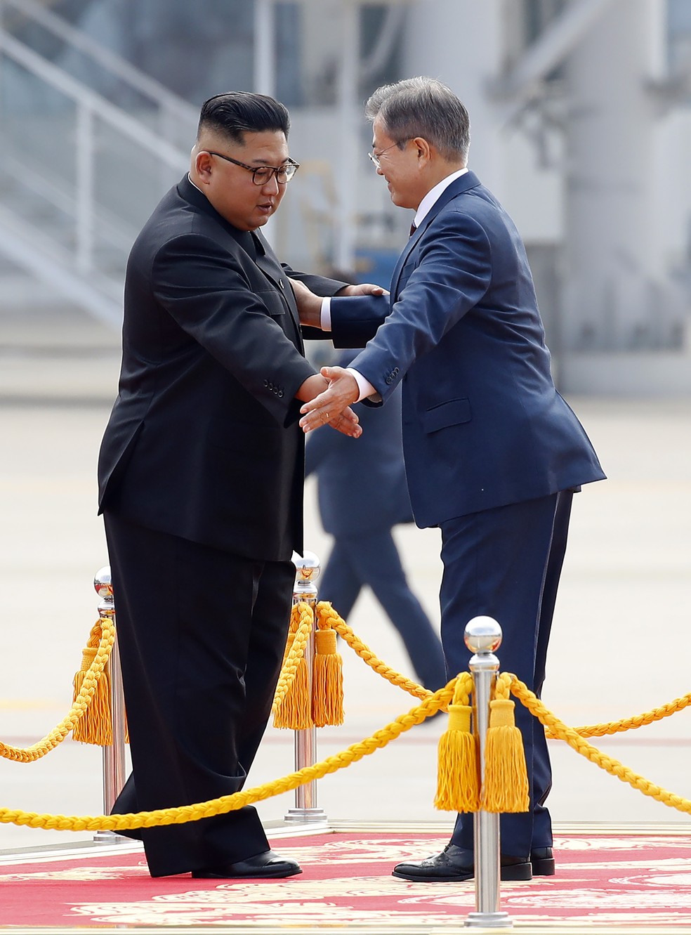 Líder da Coreia do Norte, Kim Jong-un (E), recebe o então presidente da Coreia do Sul, Moon Jae-in, no aeroporto de Pyongyang — Foto: Pyeongyang Press Corps / AFP