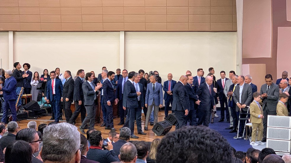 Culto em São Paulo, na noite desta segunda (9) — Foto: Edilson Dantas / O Globo