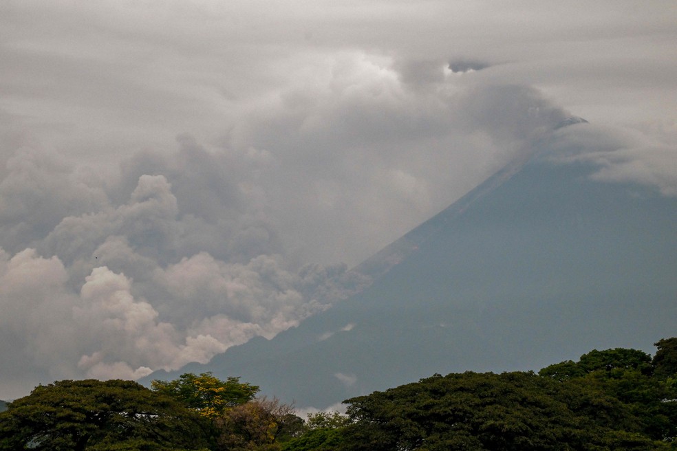 Erupção de vulcão mais ativo da América Central causa evacuação de centenas de pessoas na Guatemala — Foto: Johan Ordonez/AFP