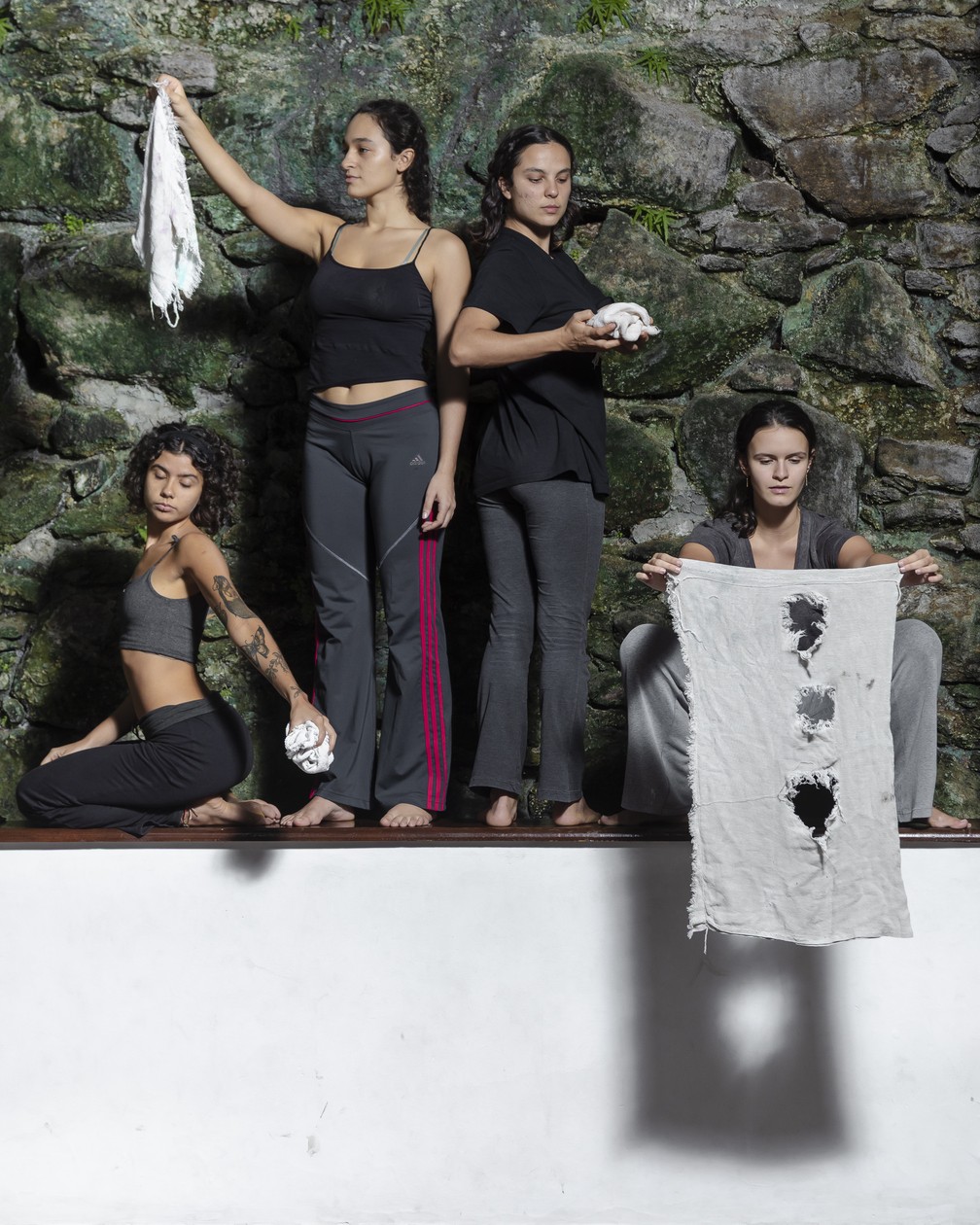 O Grupo Prosa: Amanda Pontes, Carolina Azambuja, Lorena Pimentel e Maria Paula Ramalho ensaiam para o espetáculo “Prosas ordinárias”, no Teatro Cacilda Becker, no Rio — Foto: Leo Martins