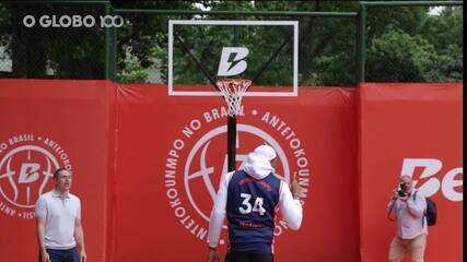 Giannis Antetokounmpo escorrega durante inauguração de quadra