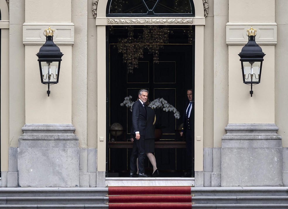 O primeiro-ministro holandês, Dick Schoof, chega ao palácio Huis ten Bosch para um encontro com o rei — Foto: Remko de Waal/ANP/AFP