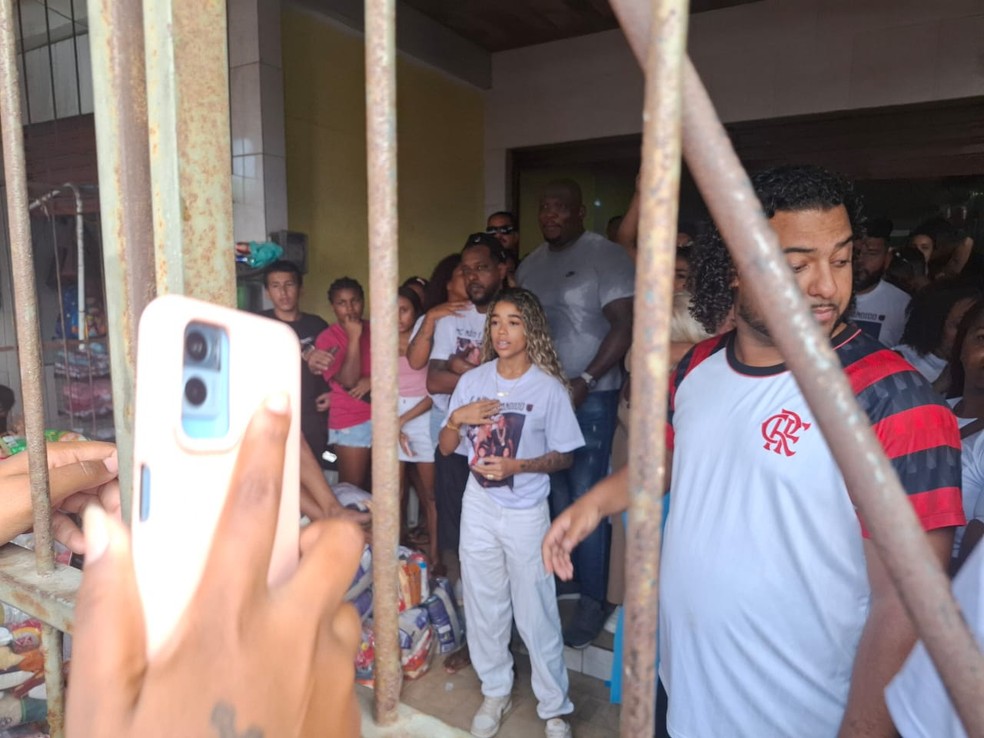 Esposa de Poze, Viviane Noronha aguarda a libertação do marido em Bangu — Foto: Marcos Nunes