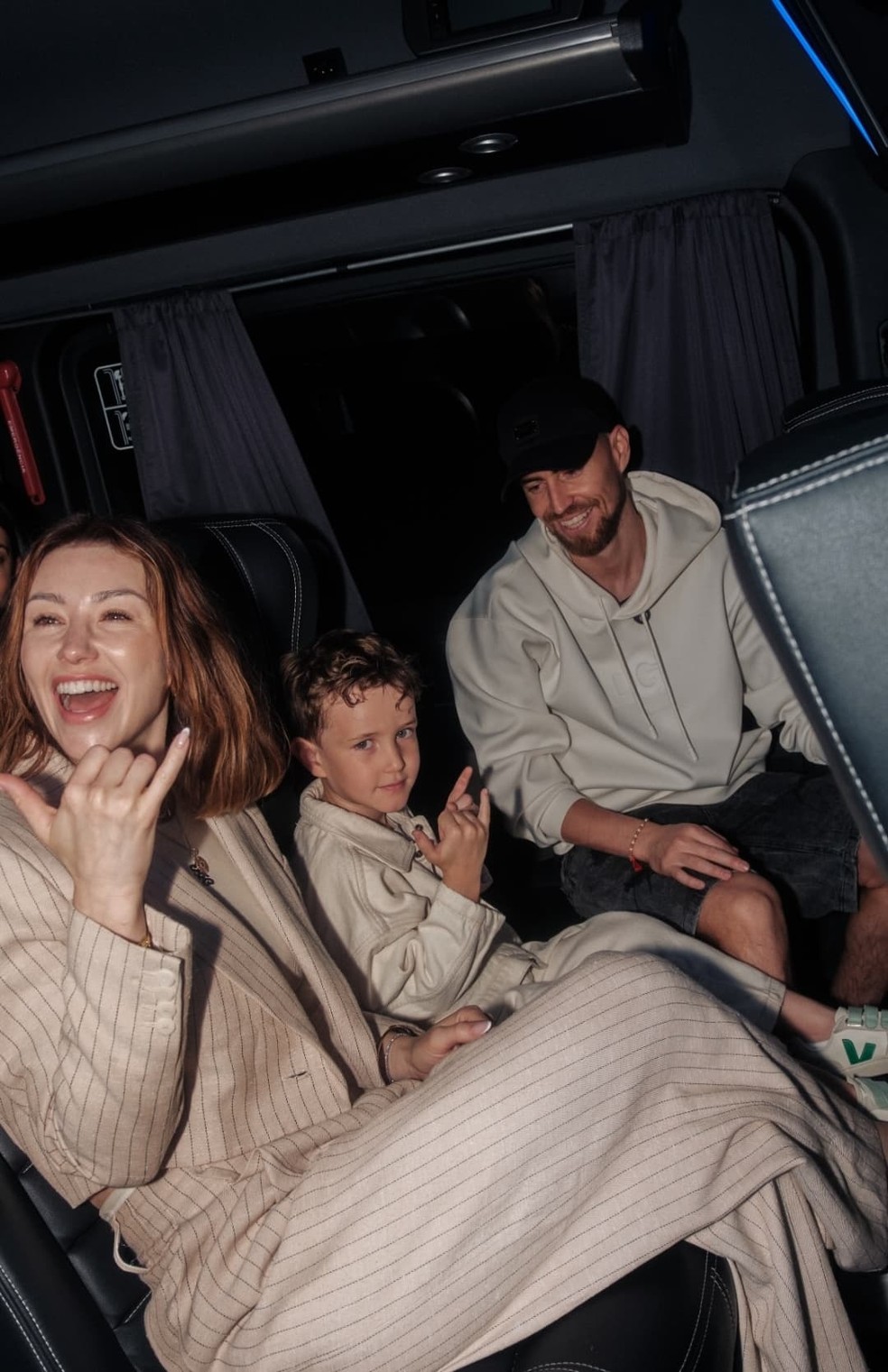 Jorginho chega ao Rio junto da esposa e do filho — Foto: Reprodução