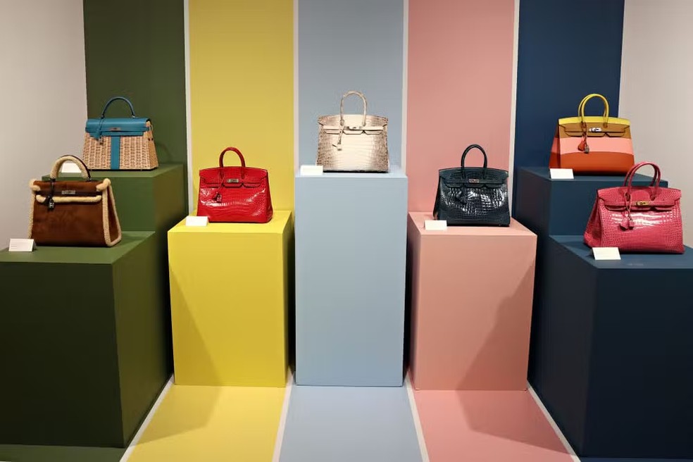 bolsas Hermes Birkin em exposição durante uma prévia para a imprensa da Semana do Luxo na Christie's, em Nova York, em 4 de junho de 2021. — Foto: Cindy Ord/Getty Images/Via AFP