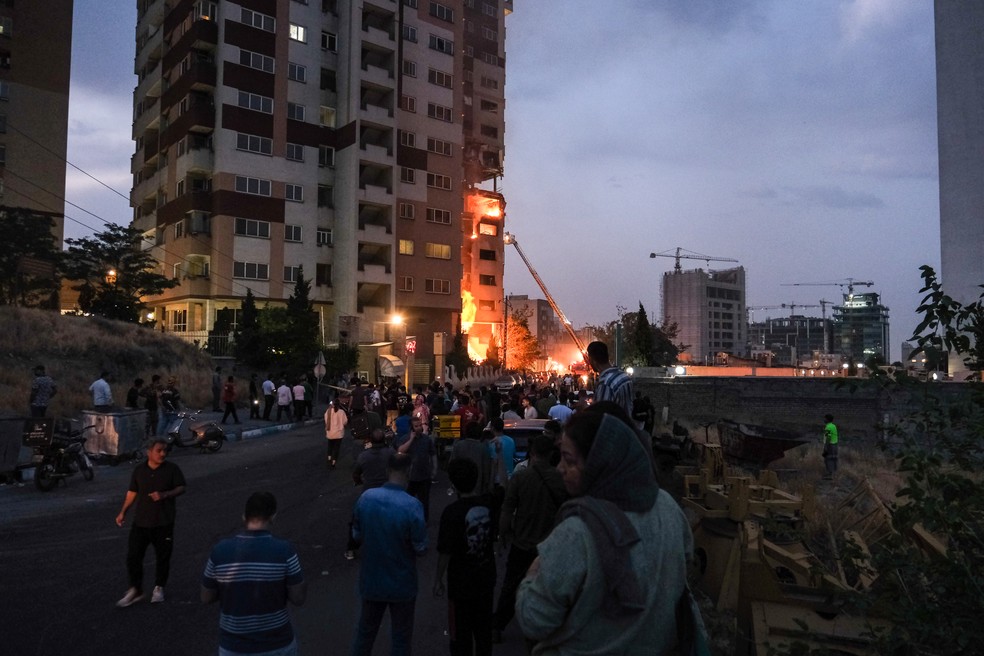 Um conjunto residencial danificado na capital iraniana, Teerã, após os ataques israelenses, na sexta-feira, 13 de junho de 2025 — Foto: Arash Khamooshi/The New York Times
