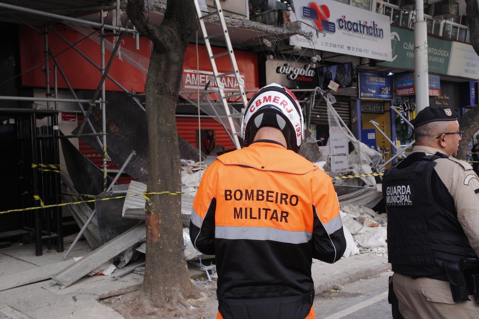 Bombeiros atuam na região de Copacabana, após desabamento de marquise — Foto: Julia Aguiar/Agência O Globo
